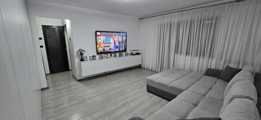 Apartament cu 3 camere semidecomandat în Central