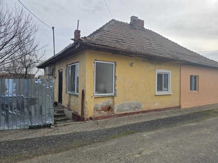 Casă individuală cu 2 camere cu Teren 772 Mp în Carani