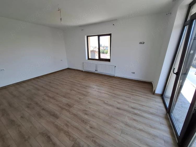 Apartament cu 4 camere semidecomandat în Pârneava