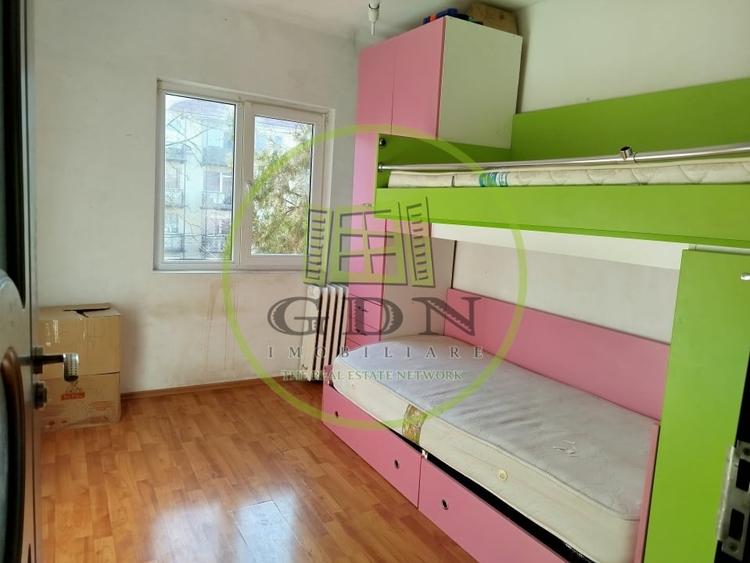 Apartament cu 3 camere semidecomandat în Valenta