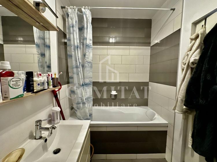 Apartament cu 3 camere semidecomandat, mobilat în Florești