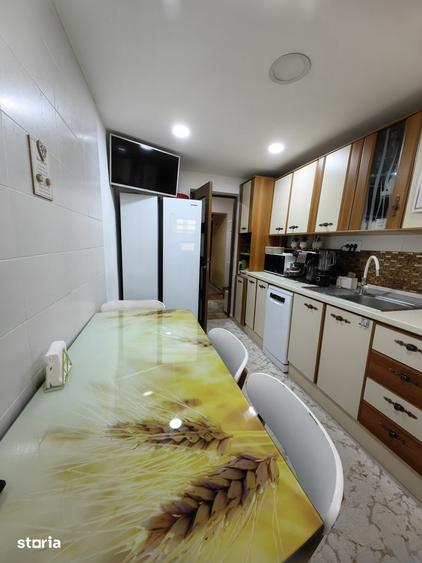Apartament cu 4 camere decomandat, mobilat în Central