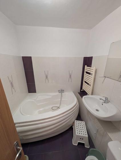 Apartament cu 3 camere decomandat în Canta