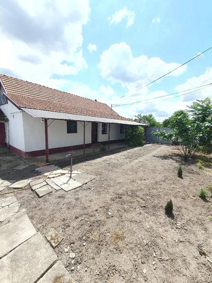 Casă cu 2 camere cu Teren 731 Mp în Exterior Vest