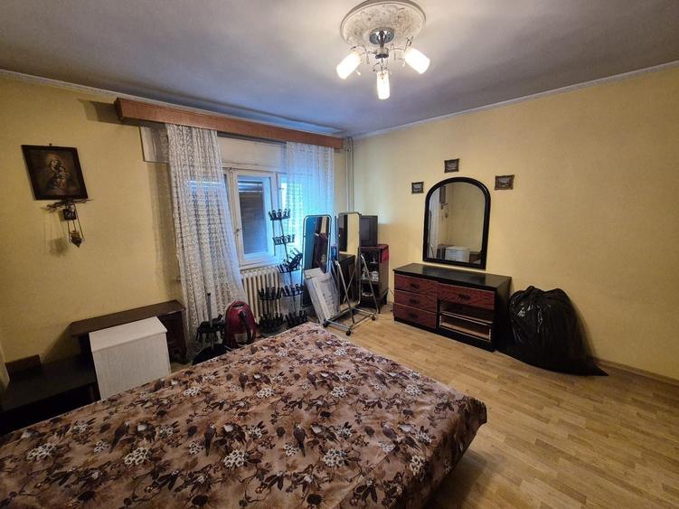 Casă individuală cu 7 camere cu Canalizare în Andronache
