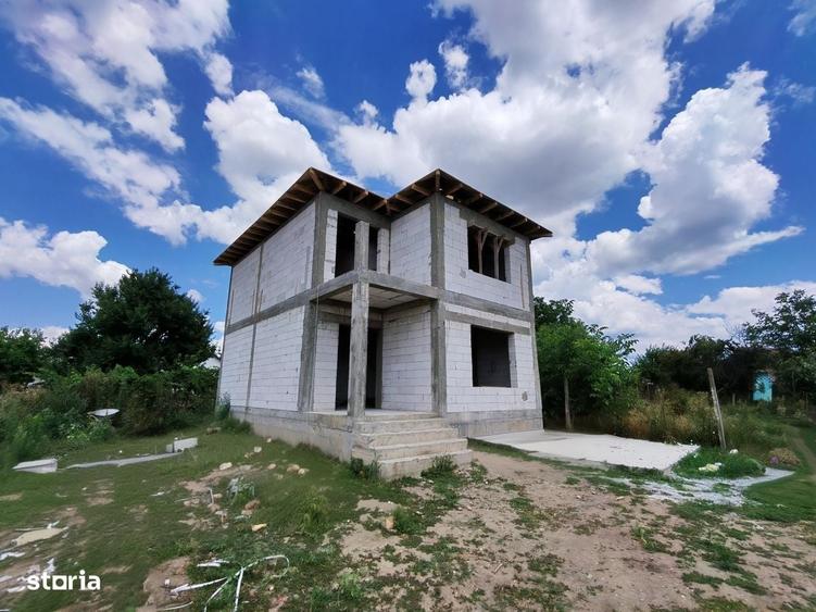 Casă cu 4 camere în Lumina