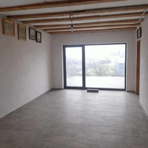 Casă cu 5 camere cu Teren 553 Mp în Stupini