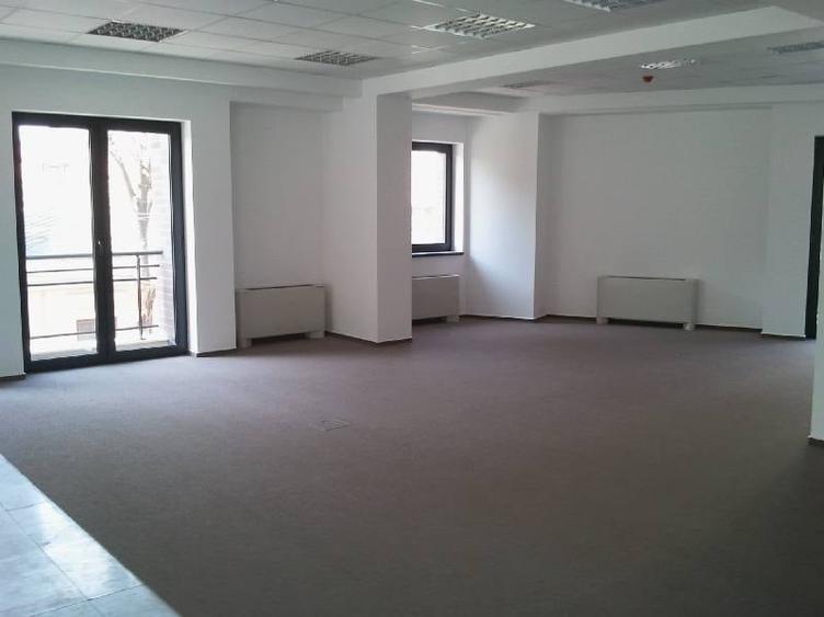Birou, de 438 mp, în Dacia