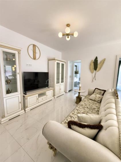 Apartament cu 3 camere semidecomandat în Central