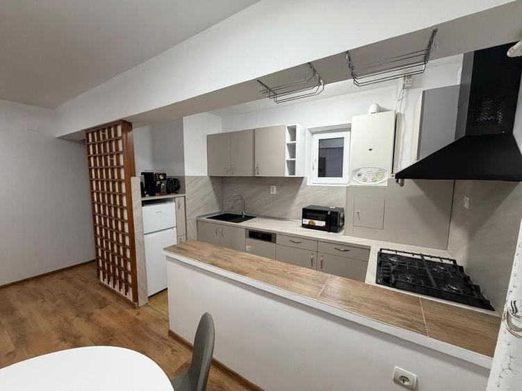 Apartament cu 3 camere decomandat, mobilat în P-ța Unirii