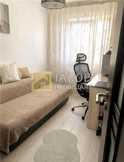 Apartament cu 3 camere semidecomandat în Milcov