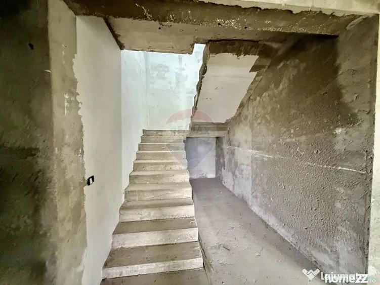 Casă cu 7 camere cu Teren 615 Mp în Est