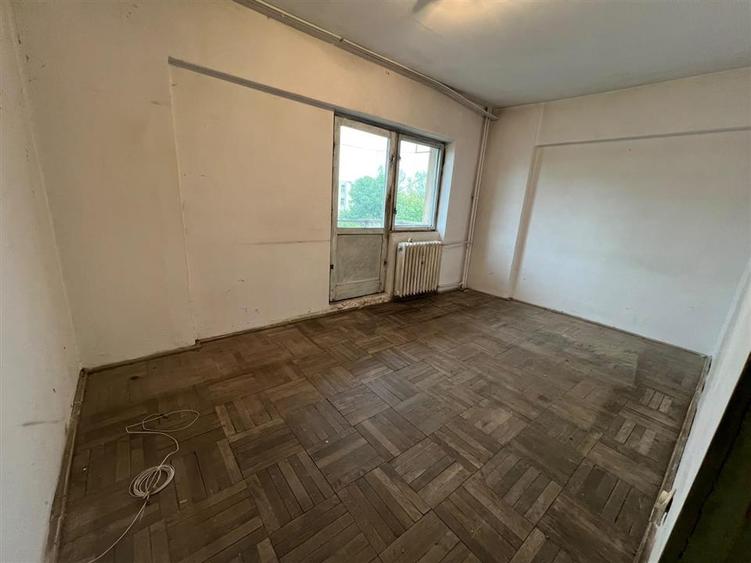 Apartament cu 3 camere decomandat în Podu Roș