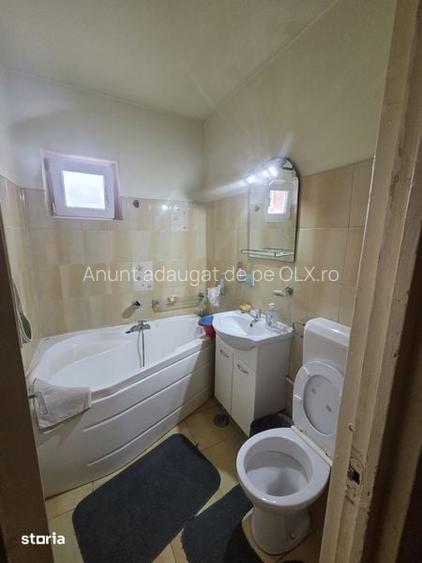 Vand apartament cu 3 camere zona Biserica Catolica
