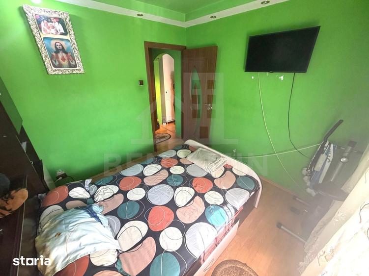 Apartament cu 3 camere semidecomandat în Craiovița Nouă