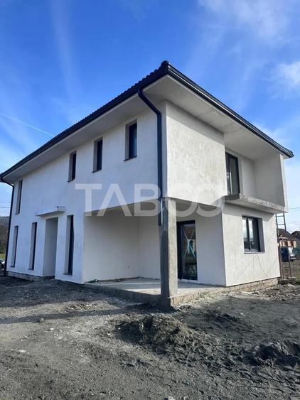 Casă individuală cu 4 camere cu Canalizare în Veștem