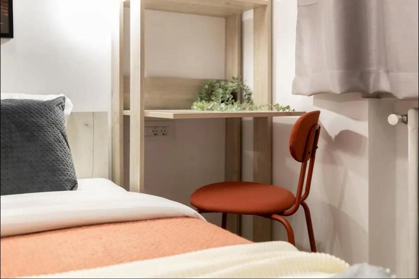 Apartament cu 3 camere semidecomandat în P-ța Romană