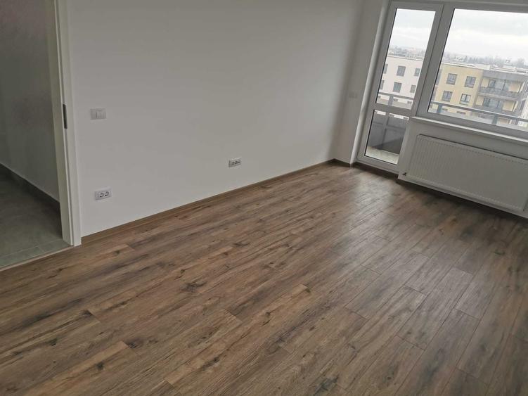 Apartament cu 3 camere decomandat în Tractorul
