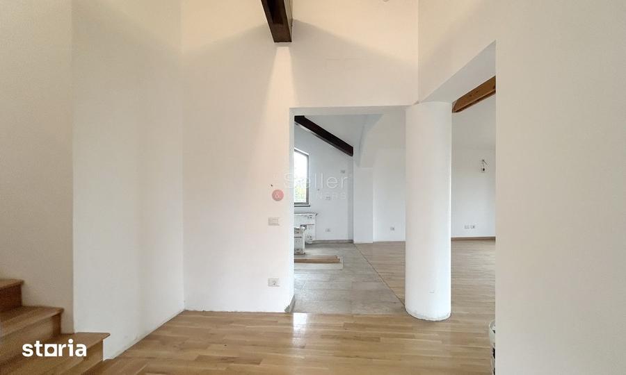 Casă cu 7 camere cu Teren 178 Mp în Florilor