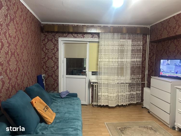 Apartament cu 3 camere decomandat în Calea București