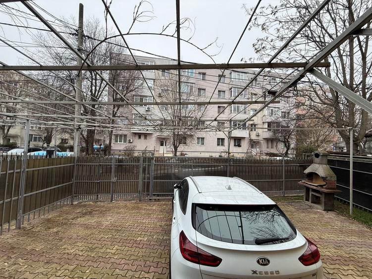 Casă individuală cu 5 camere cu Canalizare în Dristor