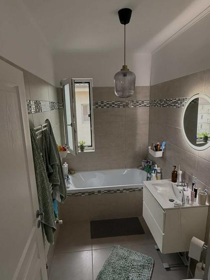 Apartament cu 3 camere semidecomandat în Giroc
