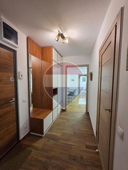 Apartament cu 3 camere semidecomandat, mobilat în Podu Roș