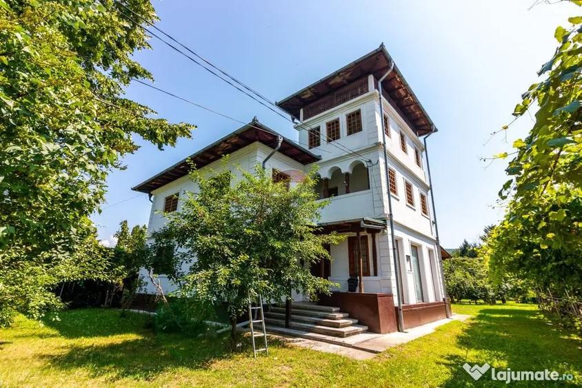 Casă cu 7 camere cu Teren 3425 Mp în Central