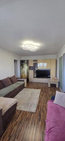 Apartament cu 4 camere semidecomandat în Brâncoveanu