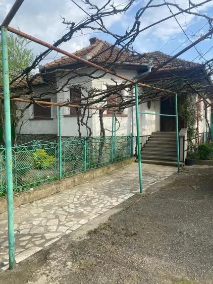 Casă cu 5 camere în Livadia