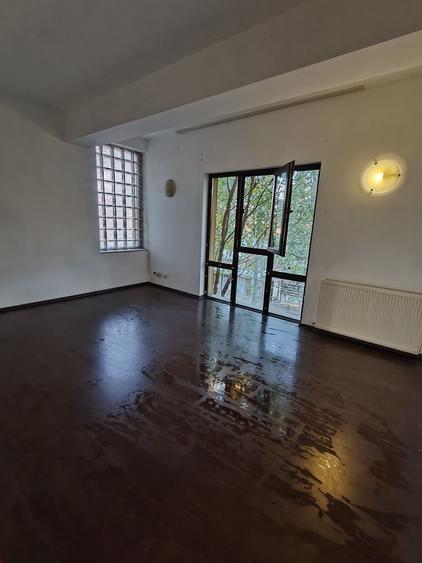 Casă cu 4 camere cu Teren 100 Mp în Central