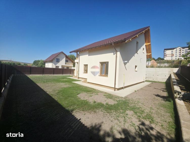 Casă cu 4 camere în Calea Romanului