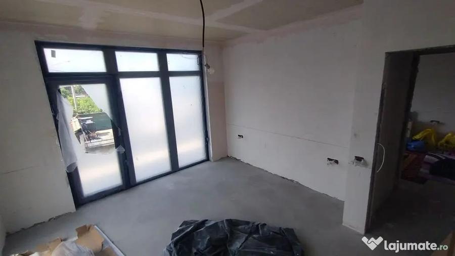 Casă cu 7 camere cu Teren 360 Mp în Central