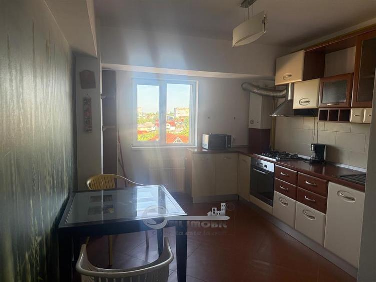 Apartament cu 2 camere semidecomandat, mobilat în Podul de Fier