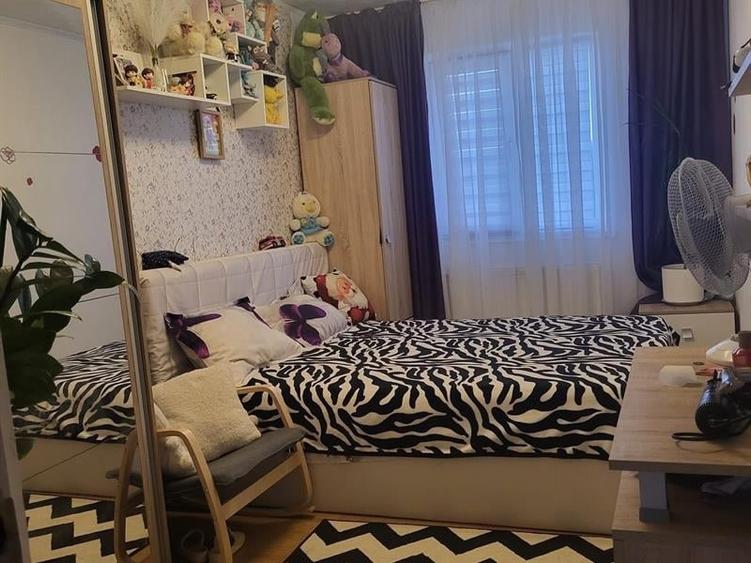 Apartament cu 4 camere semidecomandat, mobilat în Craiovița Nouă