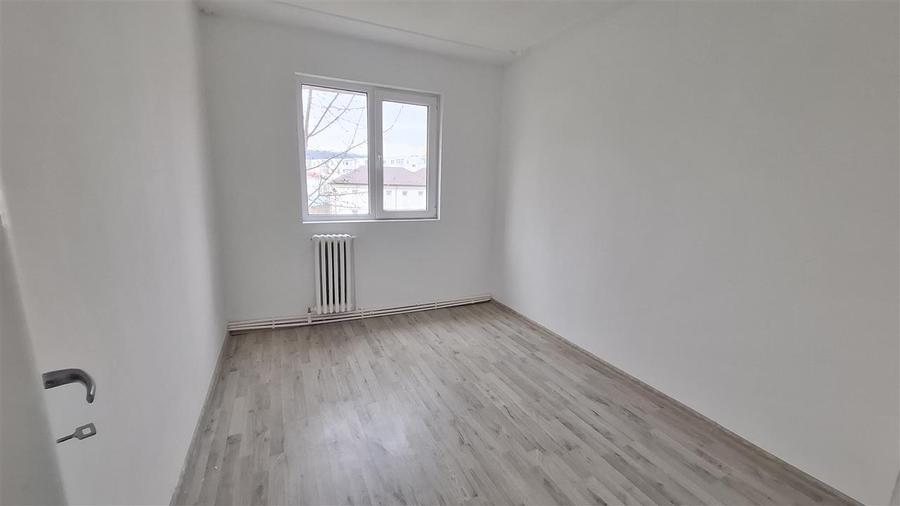Apartament cu 3 camere semidecomandat în Alexandru cel Bun
