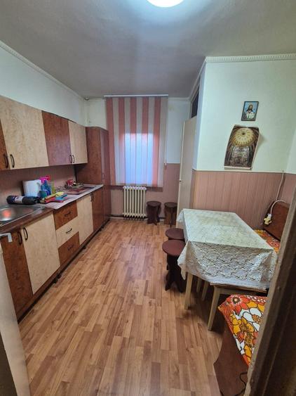 Apartament cu 3 camere semidecomandat în Central