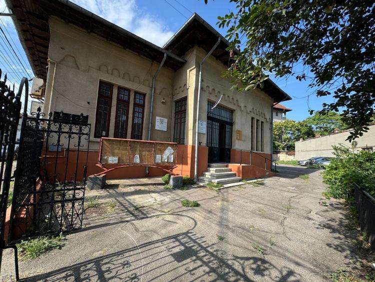 Casă individuală cu 7 camere cu Canalizare în Ultracentral