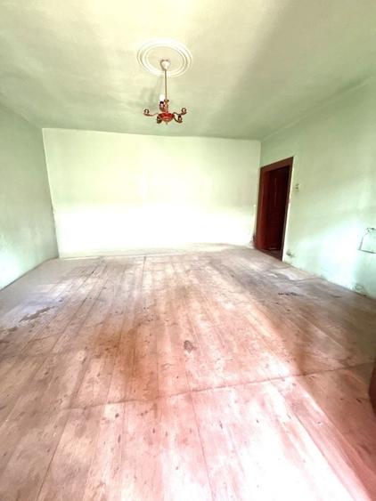 Casă cu 3 camere în Casinu Nou