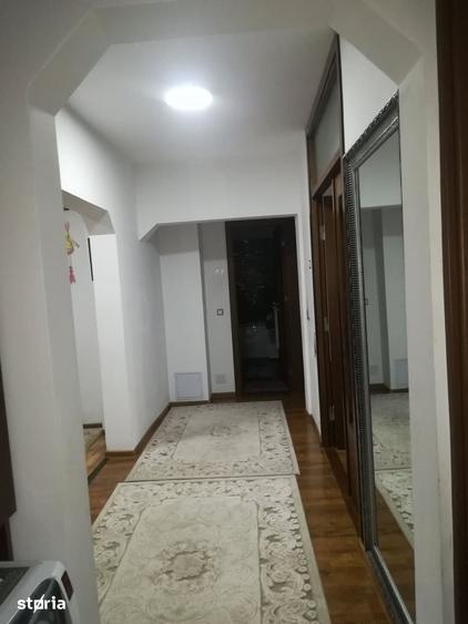 Apartament cu 4 camere decomandat în 1 Decembrie