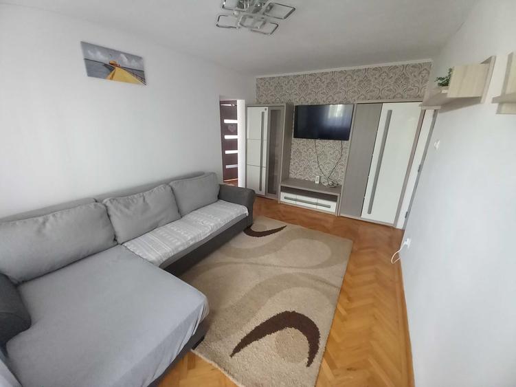 Apartament cu 3 camere semidecomandat în Micro 6