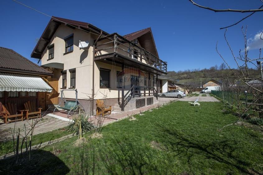 Casă individuală cu 8 camere cu Canalizare în Luncani