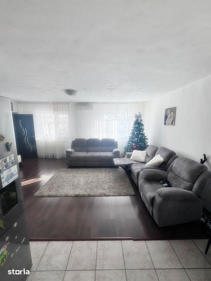 Casă cu 7 camere cu Teren 1000 Mp în Central