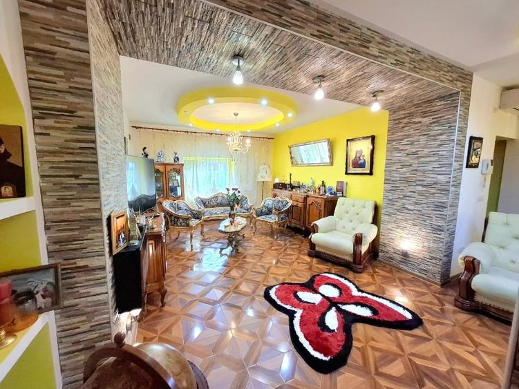 Casă individuală cu 5 camere cu Teren 750 Mp în Central
