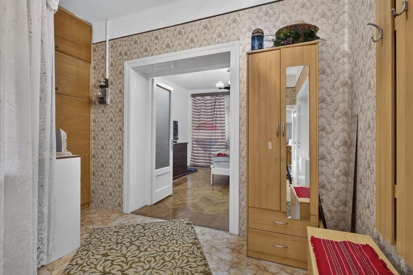 Casă individuală cu 4 camere cu Teren 1371 Mp în Central