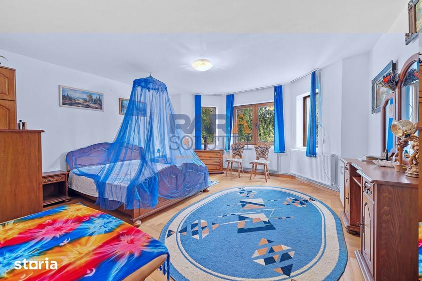 Casă cu 8 camere cu Teren 2075 Mp în Central