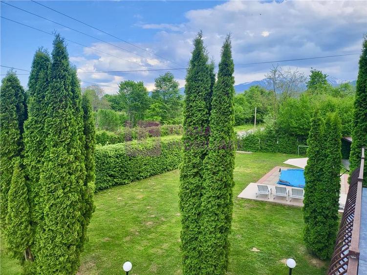 Casă individuală cu 6 camere cu Teren 800 Mp în Central