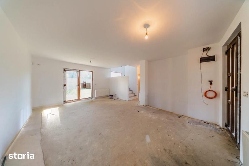 Casă cu 4 camere cu Teren 220 Mp în Intim