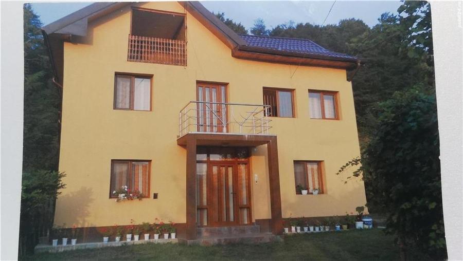 Casă cu 5 camere cu Teren 2500 Mp în Central