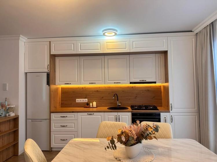 Apartament cu 3 camere decomandat, mobilat în Independenței